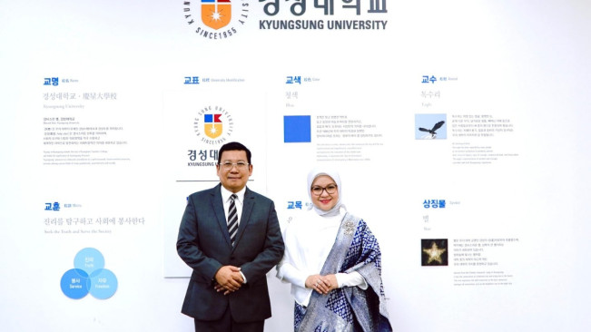 Arief Prasetyo Adi dan istri. [Dok. Pribadi]